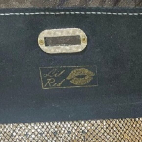 Tri-fold leather wallet with strap crossbody and wristlet - Picture 7 of 8